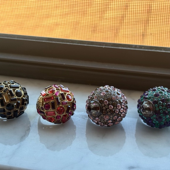 Henri Bendel set of 4 Crystal Ball Rings - Picture 2 of 3